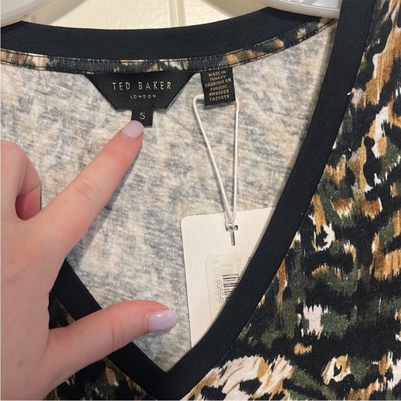 NWT Ted Baker Jilliee Camo Printed V Neck Tee - Picture 5 of 7